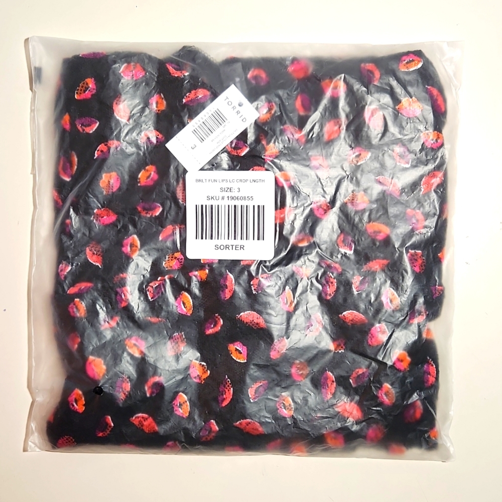 ❤️NWT TORRID BRALETTE - POWER MESH LINING - LACE TRIM ADJUSTABLE KISS LIPS PRINT - Picture 4 of 7